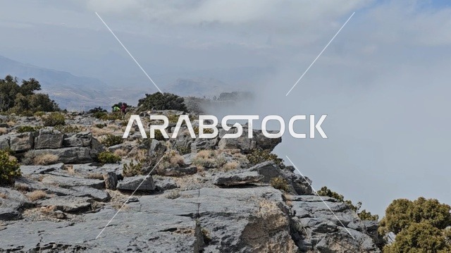 حافة جبل شمس في سلطنة عمان وسط السحاب