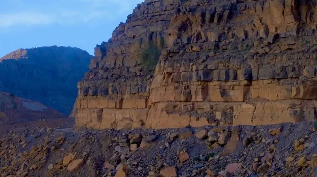 تكوينات جبال مسندم الصخرية في سلطنة عمان وقت الغروب