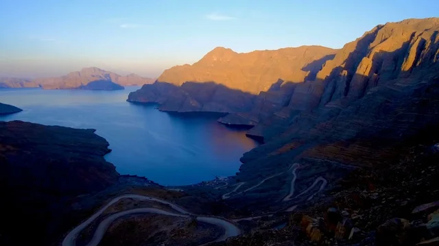 طريق جبال مسندم المتعرج في عمان عند الغروب