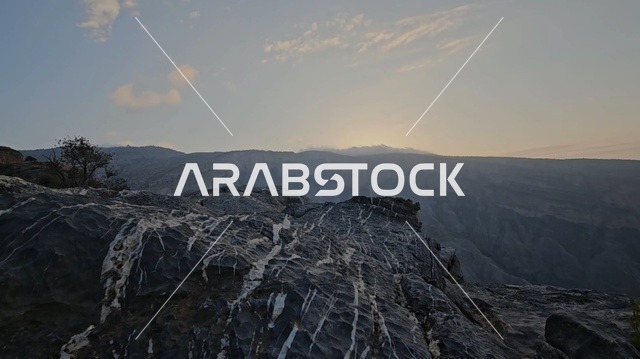 شروق الشمس من قمة جبل شمس في سلطنة عمان