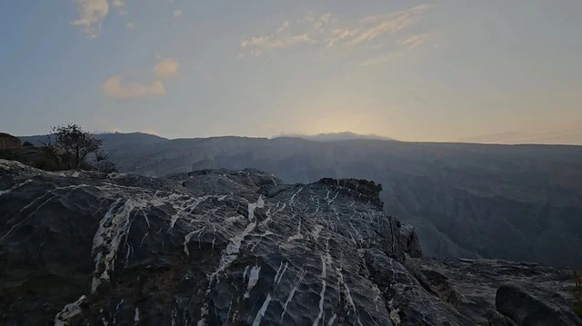 شروق الشمس من قمة جبل شمس في سلطنة عمان