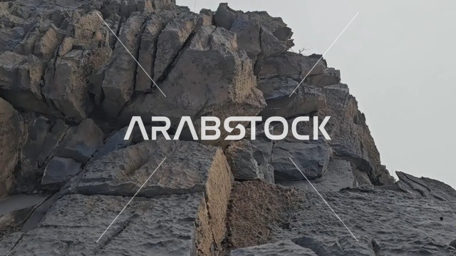 حافة صخرية وعرة في جبل شمس سلطنة عمان