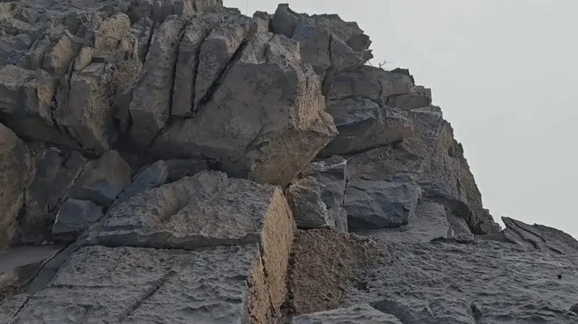 حافة صخرية وعرة في جبل شمس سلطنة عمان