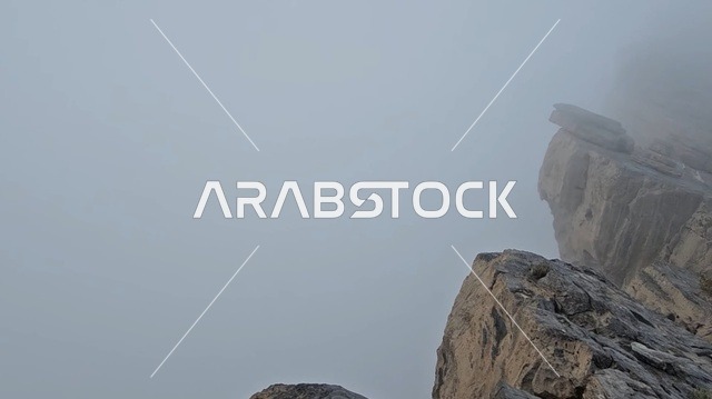 ضباب جبل شمس والمنحدرات الصخرية في سلطنة عمان