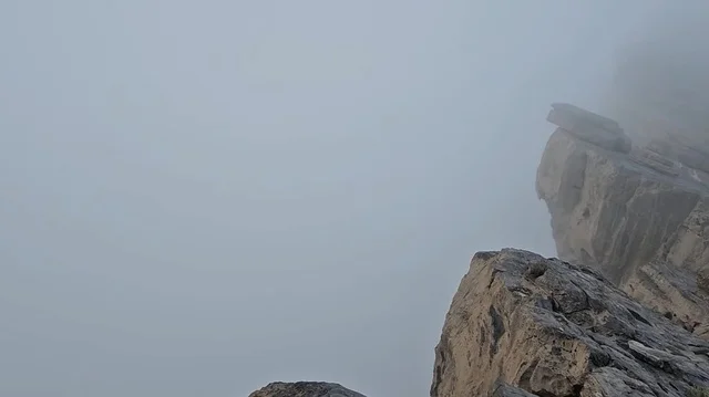 ضباب جبل شمس والمنحدرات الصخرية في سلطنة عمان