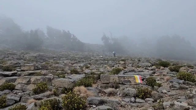 متسلق على مسار جبل شمس عمان وسط الضباب