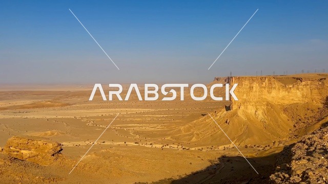 هضبة صخرية شاهقة في صحراء المملكة العربية السعودية