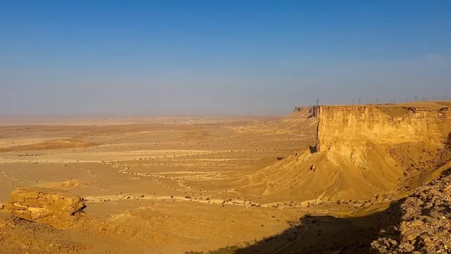 هضبة صخرية شاهقة في صحراء المملكة العربية السعودية