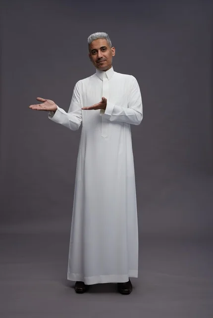 رجل سعودي يرتدي ثوبًا أبيض ويتفاعل مع الكاميرا