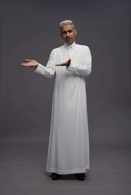 رجل سعودي يرتدي ثوبًا أبيض ويتفاعل مع الكاميرا