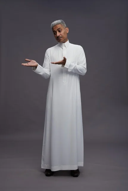 رجل سعودي يرتدي ثوبًا أبيض ويتفاعل مع الكاميرا
