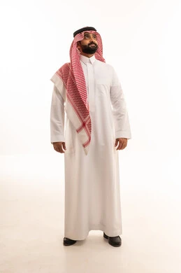 رجل سعودي بالثوب التقليدي ينظر للأعلى خلفية بيضاء