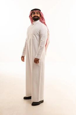 رجل سعودي بالثوب التقليدي على خلفية بيضاء