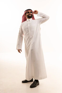 رجل سعودي بالثوب التقليدي يرتدي نظارة شمسية