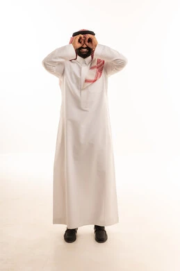 رجل سعودي بالثوب التقليدي يحاكي حركة المنظار