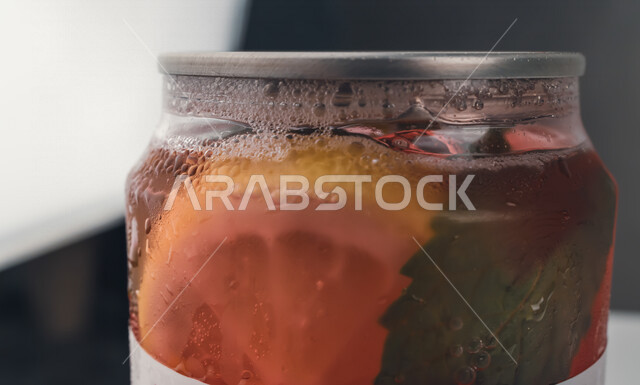 صورة مقربة لمشروب غازي بقطع الفواكه ، مشروب بالليمون والنعناع ،موهيتو، مشروبات باردة ، عصائر طبيعية 