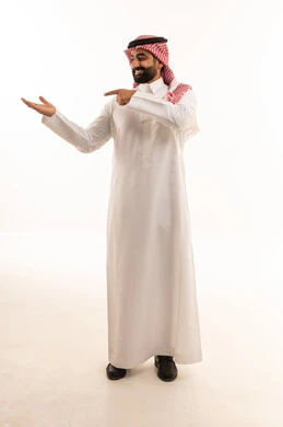 رجل سعودي بالزي التقليدي يشير بيده للعرض