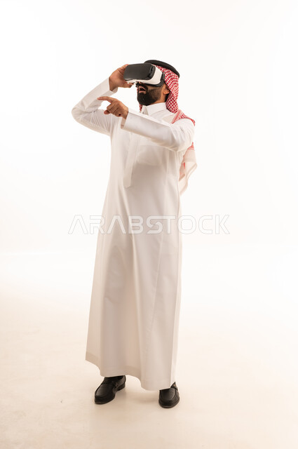 Saudi Man Using VR Headset in Traditional Dress