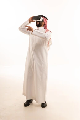 Saudi Man in Traditional Thobe Using VR Headset