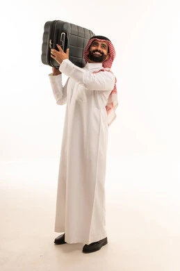 رجل سعودي يحمل حقيبة سفر على خلفية بيضاء