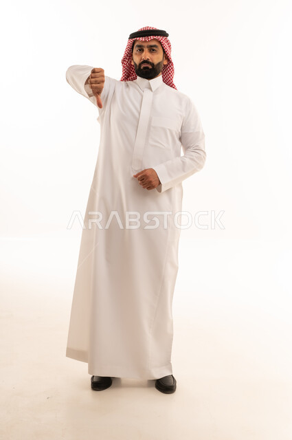 رجل سعودي بالزي التقليدي مع إيماءة الرفض
