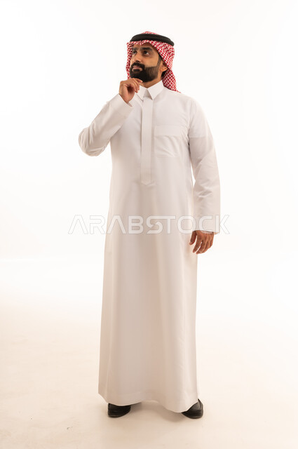 رجل سعودي بالزي التقليدي بوضعية التفكير في الاستديو