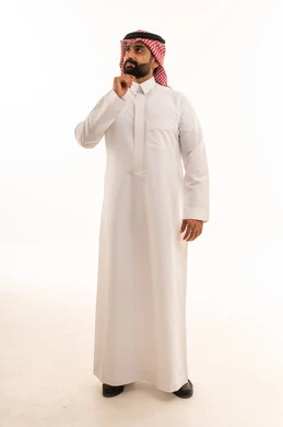 رجل سعودي بالزي التقليدي بوضعية التفكير في الاستديو