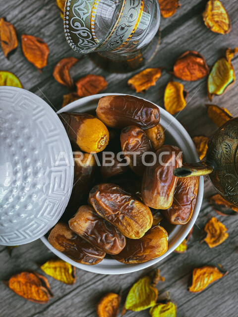 صورة لطبق التمر و فنجان القهوة ، تقديم الضيافة ،القهوة العربية ،  ضيافة رمضانية ، شهر رمضان ، اعياد ومناسبات
