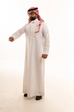 رجل سعودي يشير بيده على خلفية بيضاء