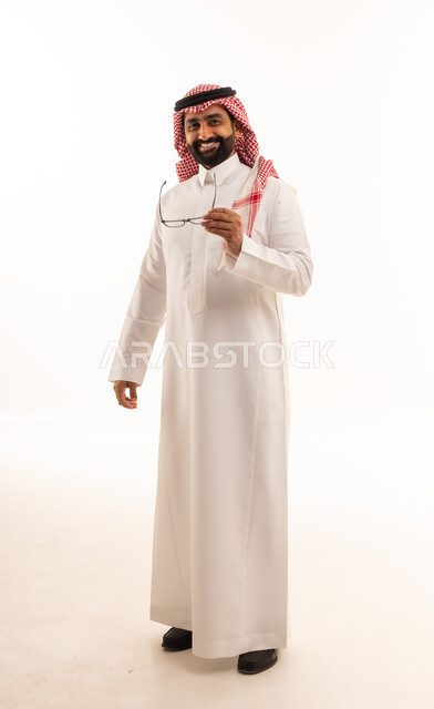 رجل سعودي بالثوب التقليدي على خلفية بيضاء
