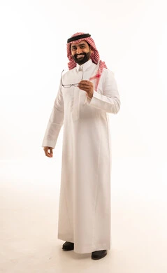 رجل سعودي بالثوب التقليدي على خلفية بيضاء