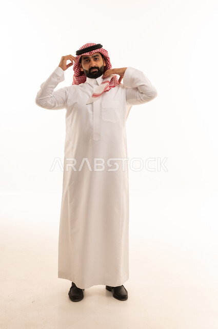 رجل سعودي بالثوب التقليدي والشماغ في الاستوديو