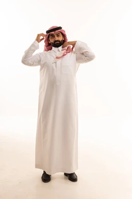 رجل سعودي بالثوب التقليدي والشماغ في الاستوديو