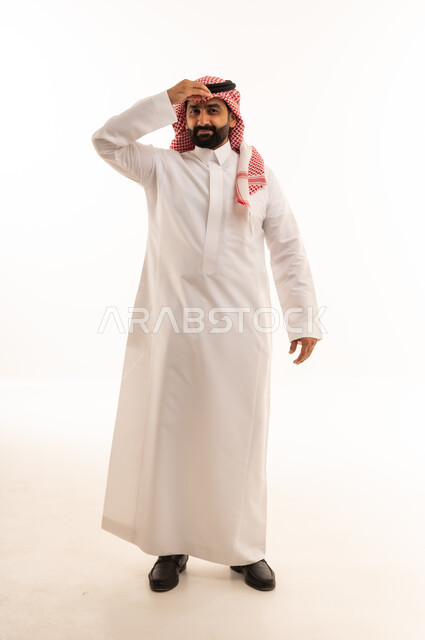 رجل سعودي بالثوب التقليدي على خلفية بيضاء