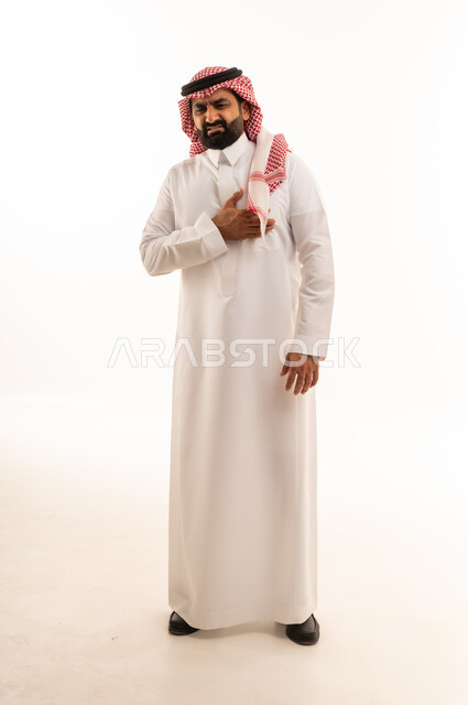 رجل سعودي بالزي التقليدي يشعر بألم في الصدر