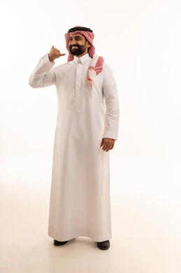 رجل سعودي يقوم بإيماءة اتصل بي باليد بالزي التقليدي