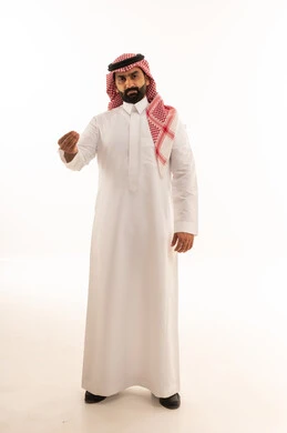 رجل سعودي بالثوب التقليدي يقوم بإيماءة يد