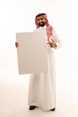 رجل سعودي يمسك لوحة بيضاء فارغة للدعاية والإعلان