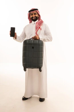 رجل سعودي مع حقيبة سفر وهاتف ذكي خلفية بيضاء