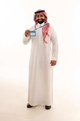 رجل سعودي يحمل بطاقة تعريفية على خلفية بيضاء