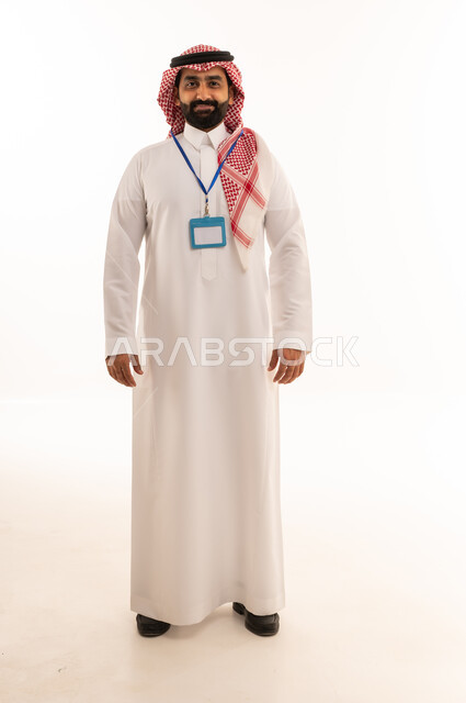 رجل سعودي بالثوب التقليدي مع بطاقة هوية