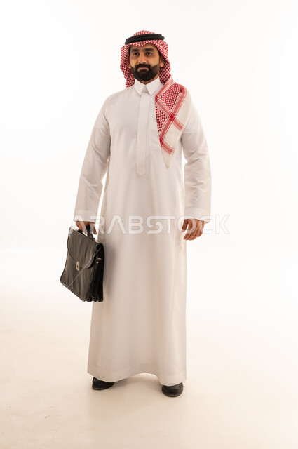 رجل أعمال سعودي بالثوب يحمل حقيبة عمل