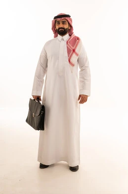 رجل أعمال سعودي بالثوب يحمل حقيبة عمل