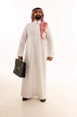 رجل أعمال سعودي بحقيبة عمل على خلفية بيضاء