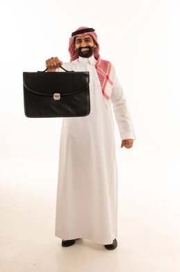 رجل أعمال سعودي يحمل حقيبة عمل سوداء