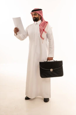 رجل أعمال سعودي يحمل حقيبة عمل ومستند