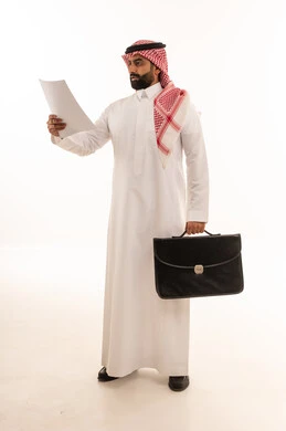 رجل أعمال سعودي يحمل مستند وحقيبة عمل