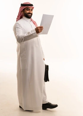 رجل أعمال سعودي يحمل وثيقة وحقيبة أعمال