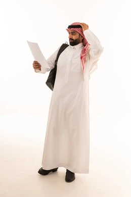 رجل سعودي يحمل ورقة بتعبيرات حيرة وقلق