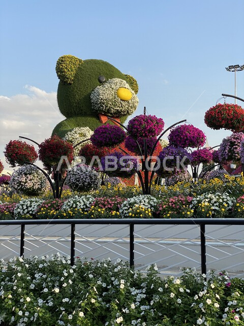 مجسم دمية الدب في حديقة الزهور في دبي ، مجسم مكسو بالازهار ، ميراكل جاردن ، ازهار طبيعية ، اماكن سياحية في الامارات العربية المتحدة